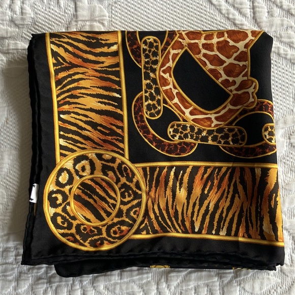 Gucci horse bit animal print chain link silk square scarf - Picture 14 of 16